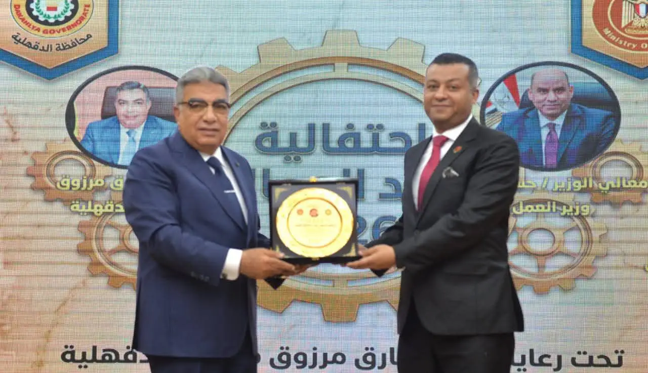 ''محافظ الدقهلية'' يكرم ''رئيس نقابية شمال الدلتا للكهرباء'' خلال احتفالية عيد العمال ، لجهوده المتميزة في تحسين بيئة العمل 