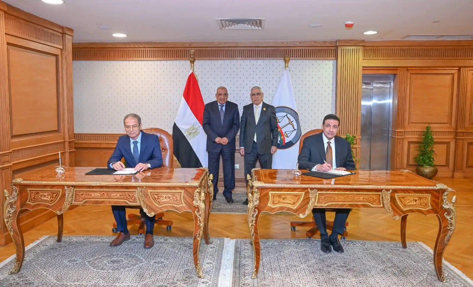''النائب العام و وزير الكهرباء'' يشهدان توقيع بروتوكول تعاون لتأهيل الإدارات القانونية ومأموري الضبط القضائي بقطاع الكهرباء