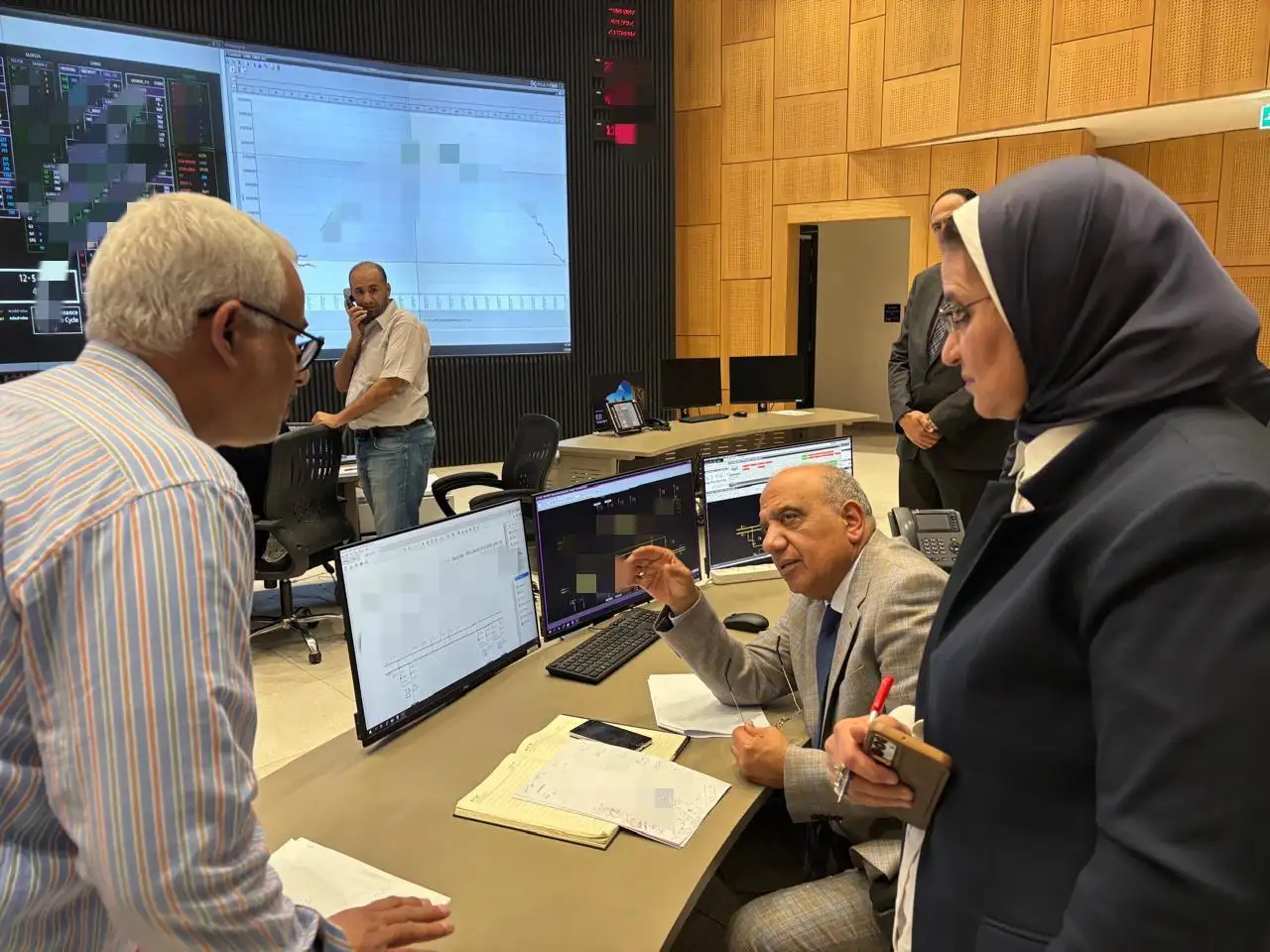 فى زيارة ميدانية للمركز القومى للتحكم... ''وزير الكهرباء'' يتابع سير العمل والتنسيق والتكامل بين مكونات المنظومة على مستوى الجمهورية لتأمين الشبكة الموحدة وضمان استمرارية التغذية