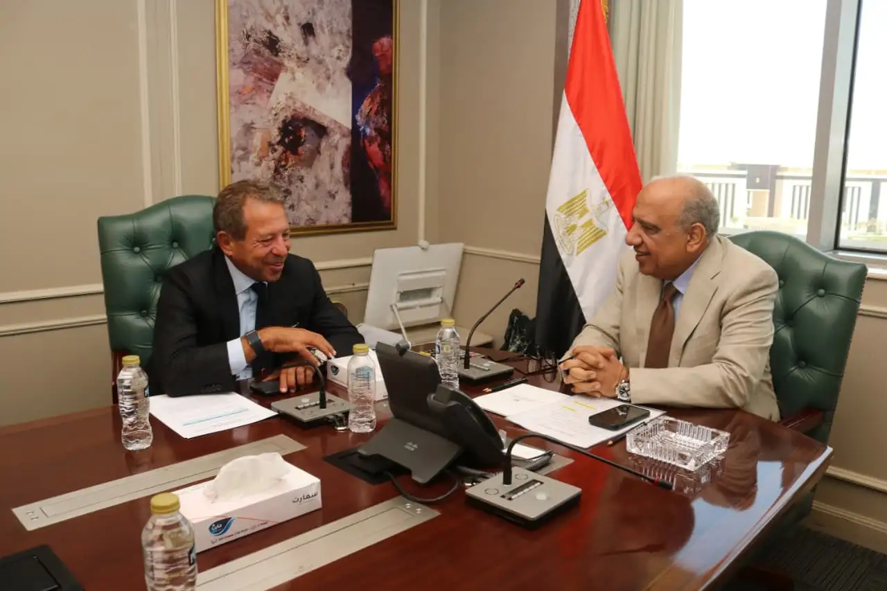 ''وزير الكهرباء'' يتابع مع ''أوراسكوم للإنشاءات'' مستجدات تنفيذ مشروعات طاقة الرياح قدرة 900 ميجاوات برأس شقير
