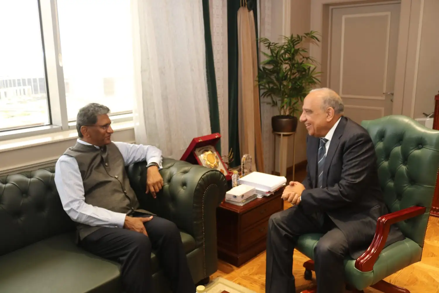 ''وزير الكهرباء'' يستقبل ''سفير الهند'' لدى القاهرة لبحث سبل تعزيز التعاون والشراكة وتبادل الخبرات في مجالات الطاقة المتجددة والتدريب والشبكات الذكية والهيدروجين الأخضر