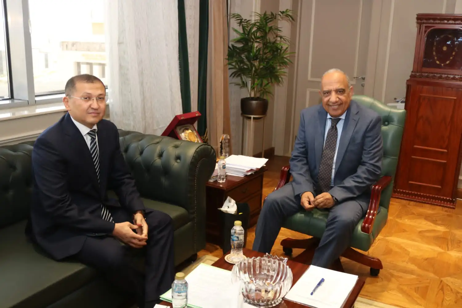 ''وزير الكهرباء'' يستقبل ''سفير أوزبكستان'' بالقاهرة لبحث سبل دعم وتعزيز التعاون والاستثمار فى مجالات الطاقة المتجددة