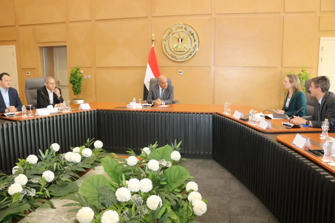 ''وزير الكهرباء'' يبحث مع وفد ''البنك الدولي'' دعم وتعزيز سبل الشراكة والتعاون في مجالات الكهرباء والطاقات المتجددة