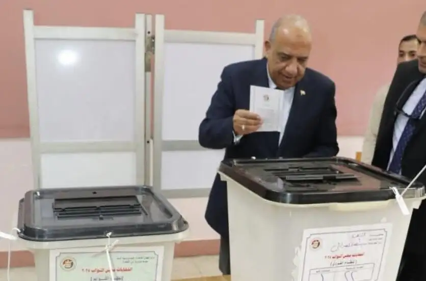 ‘وزير الكهرباء‘ يدلي بصوته في انتخابات ‘النواب‘ أمام المركز الانتخابي بمدرسة المنارة بمدينة نصر.